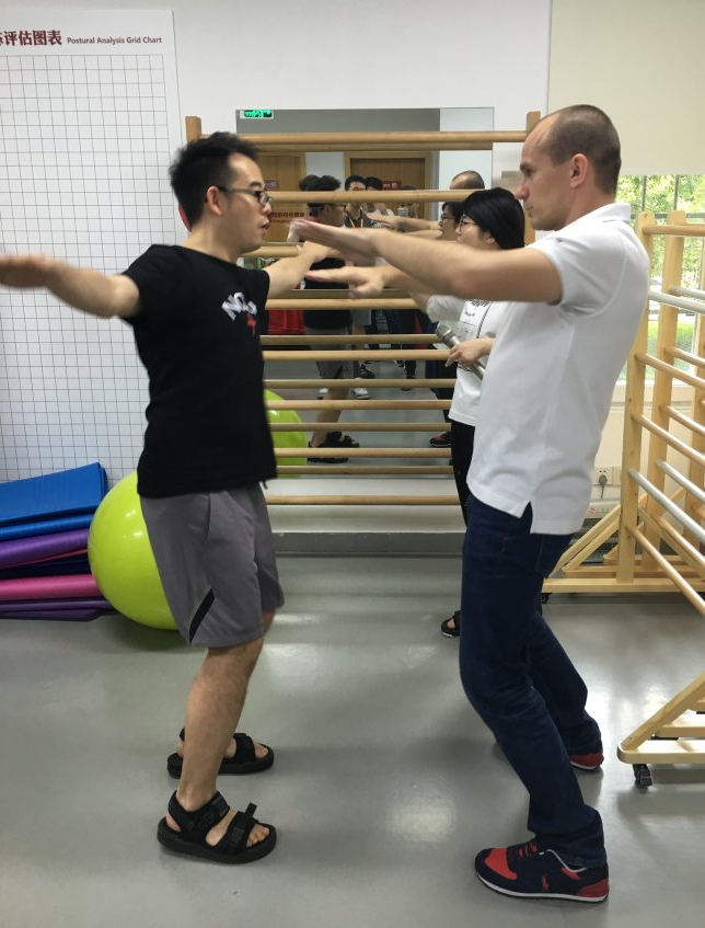 [转载]德国施罗斯脊柱侧弯矫形专家马克西姆在广州授课 团队动态 第6张